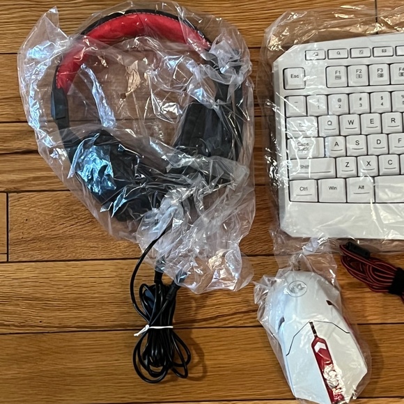 Redragon S101 Wired RGB Backlit Gaming Keyboard, Mouse, Mouse Pad, Headphone Set - Picture 11 of 14